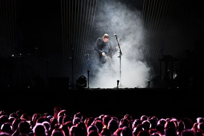 Frontman kapely Sigur Rós řečený Jónsí hraje na elektrickou kytaru smyčcem.