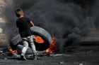 Nejsilnější fotky roku z protestů: Chlapec zapaluje pneumatiku, zkrvavený poslanec i "ozdobená" zeď