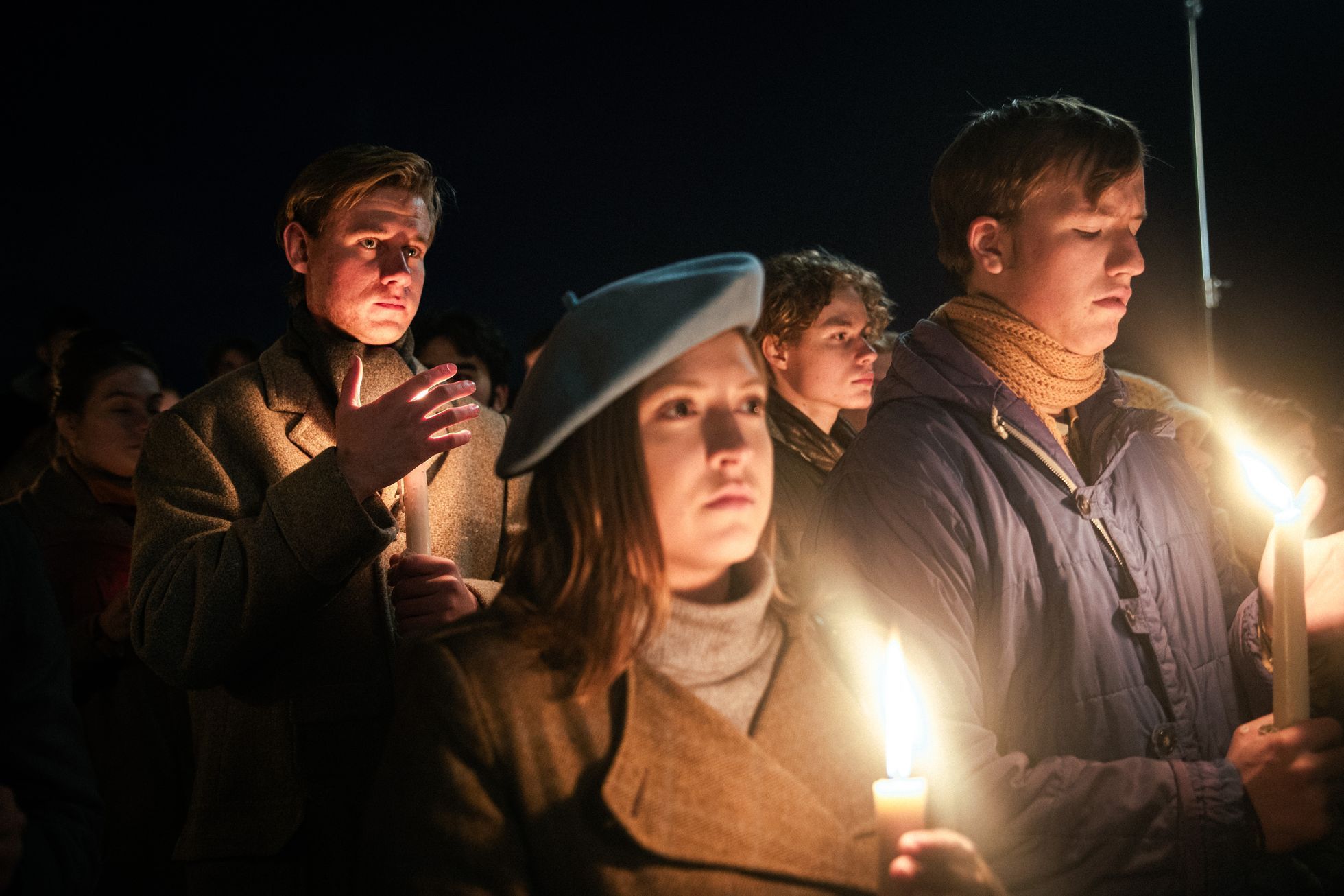 Natáčení filmu Vlny režiséra Jiřího Mádla, poslední natáčecí den, davová scéna, Nerudova ulice v Praze