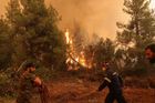 Na Peloponésu dál zuří lesní požáry, na pomoc přijíždějí i hasiči z okolí Atén