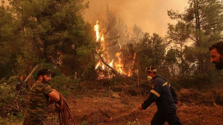 Na Peloponésu dál zuří lesní požáry, na pomoc přijíždějí i hasiči z okolí Atén; Zdroj foto: Reuters