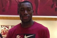 Extrémně vysoký nigerijský basketbalista zvládl koronavirus, pak ho skolil infarkt