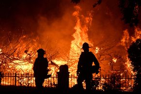 Foto: Zničené domovy, shořelé vinice. V Kalifornii zuří už nejméně čtrnáct požárů