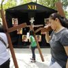 Catholic devotees carry crosses to one of the Stations of the Cross while doing the "Visita Iglesia", a traditional custom of visiting one, seven, or 14 churches and praying on Maundy Thursday, at a church in Quezon City in Metro Manila March 28, 2013. Holy Week is celebrated in many Christian traditions during the week before Easter. REUTERS/Cheryl Ravelo (PHILIPPINES) Published: Bře. 28, 2013, 12:48 odp.
