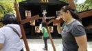 Catholic devotees carry crosses to one of the Stations of the Cross while doing the "Visita Iglesia", a traditional custom of visiting one, seven, or 14 churches and praying on Maundy Thursday, at a church in Quezon City in Metro Manila March 28, 2013. Holy Week is celebrated in many Christian traditions during the week before Easter. REUTERS/Cheryl Ravelo (PHILIPPINES) Published: Bře. 28, 2013, 12:48 odp.