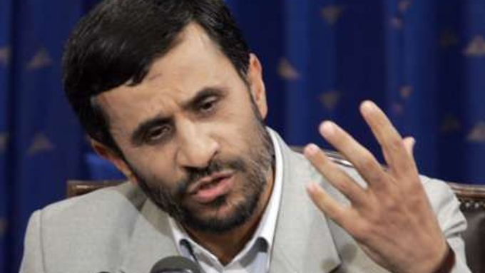 Mahmúd Ahmadínežád na tiskové konferenci vysvětluje novinářům, proč Írán neustoupí od svého jaderného programu.