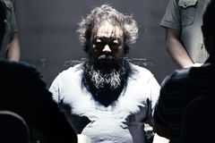 VIDEO: Aj Wej-wej jde v rockovém klipu do kriminálu
