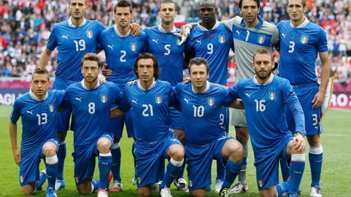 Italský tým před utkáním Chorvatska s Itálií ve skupině C na Euru 2012.
