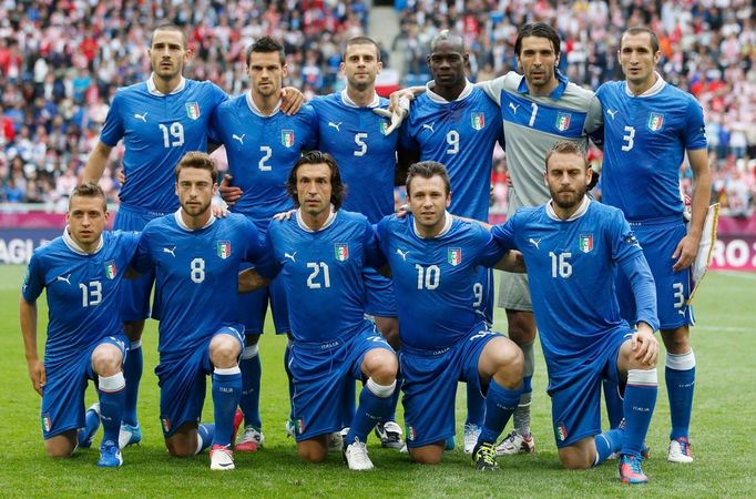 Italský tým před utkáním Chorvatska s Itálií ve skupině C na Euru 2012.