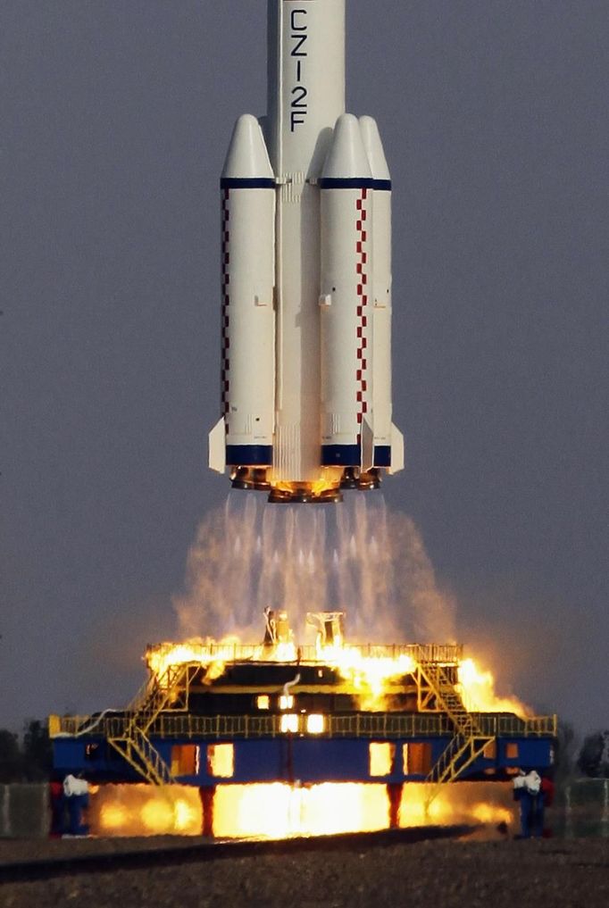 The Long March II-F rocket loaded with a Shenzhou-9 manned spacecraft carrying Chinese astronauts Jing Haipeng, Liu Wang and Liu Yang lifts off from the launch pad in the Jiuquan Satellite Launch Center, Gansu province June 16, 2012. China launched the spacecraft putting its first woman, 33-year-old female fighter pilot Liu Yang, in orbit on Saturday as the country takes its latest step towards building a space station within the decade. REUTERS/Jason Lee (CHINA - Tags: MILITARY SCIENCE TECHNOLOGY) Published: Čer. 16, 2012, 1:20 odp.