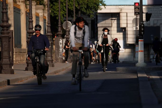 Cyklisté v Paříži.