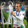fotbal, Liga mistrů 2017/2018, Real Madrid - Liverpool, Gareth Bale s trofejí
