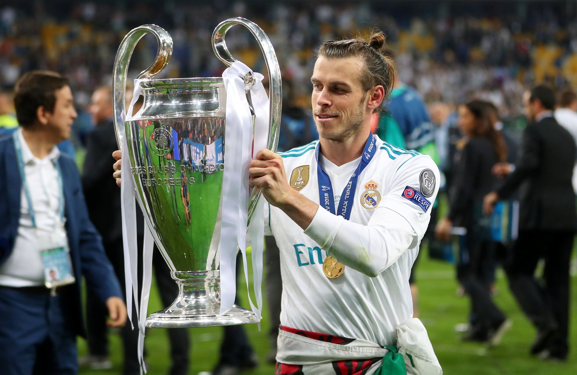 fotbal, Liga mistrů 2017/2018, Real Madrid - Liverpool, Gareth Bale s trofejí