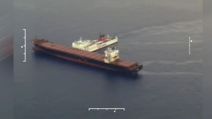 Letecké záběry lodí, které se srazily mezi Janovem a Korsikou. Do moře unikly tisíce litrů paliva