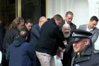 Assange v Británii odsoudili k 50 týdnům vězení. Skrýváním porušil podmínky kauce