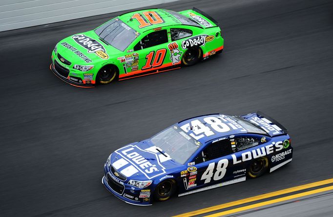 NASCAR, Daytona 500 2013: Danica Patricková (10) a Jimmie Johnson