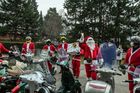 Santa Clausové nemají jen sáně tažené soby, o nadcházející neděli se projedou v Praze na Vespách.