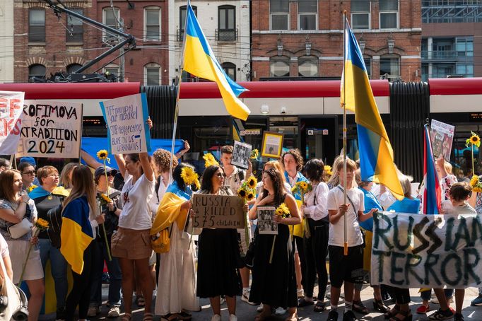 Kanadští Ukrajinci protestují proti uvedení dokumentu Rusové ve válce před kancelářemi torontského festivalu.