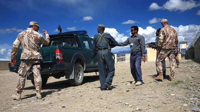 Součástí výcviku afghánské policie jsou základy sebeobrany, prohledávání budov, ale i běžná kontrola vozidel.