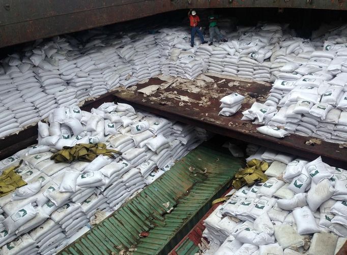 Bags labeled "Cuban Raw Sugar" are seen inside a North Korean flagged ship "Chong Chon Gang" docked at the Manzanillo Container Terminal in Colon City July 16, 2013. Panama detained a North Korean-flagged ship from Cuba as it headed to the Panama Canal and said it was hiding weapons in brown sugar containers, sparking a standoff in which the ship's captain attempted to commit suicide. Panama's President Ricardo Martinelli said the undeclared weapons were detected inside the containers when Panamanian authorities stopped the ship, suspecting it was carrying drugs. REUTERS/Carlos Jasso (PANAMA - Tags: POLITICS) Published: Čec. 16, 2013, 6:33 odp.