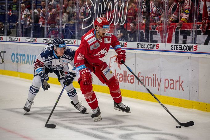 33. kolo hokejové Tipsport extraligy, Vítkovice - Třinec: Nicolas Werbik (Vítkovice) a Matěj Stránský (Třinec).