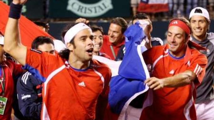 Chilští tenisté se radují z vítězství v prvním kole Davis Cupu nad loňskými finalisty Slováky. Vlevo je Fernando Gonzalez, vedle něj spoluhráč ze čtyřhry Nicolas Massu.