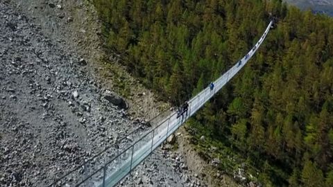 Nejdelší pěší visutý most na světě otevřeli ve Švýcarsku