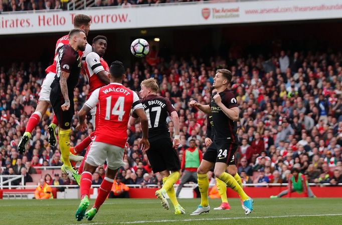 Mustafi dává branku v utkání Premier League Arsenal vs. Manchester City