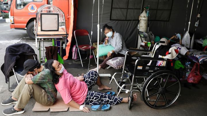 V Indonésii skokově rostou počty nemocných. Odborníci se bojí, že vznikne nová mutace; Zdroj foto: Reuters