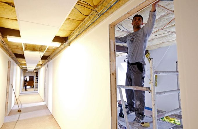 Unemployed Belgian Mohamed Sammar works in a renovation site, part of the "Fit for a job" programme which includes a week-long work placement and aims to consolidate his previous work experience, in Brussels June 19, 2013. Sammar, 27, has been looking for a job in the construction sector for 2 years. "Fit for a job" is the initiative of former Belgian boxing champion Bea Diallo, whose goal was to restore the confidence of unemployed people and help them find a job through their participation in sports. Picture taken June 19, 2013. REUTERS/Francois Lenoir (BELGIUM - Tags: SPORT BOXING SOCIETY BUSINESS EMPLOYMENT) Published: Čec. 5, 2013, 4:01 odp.