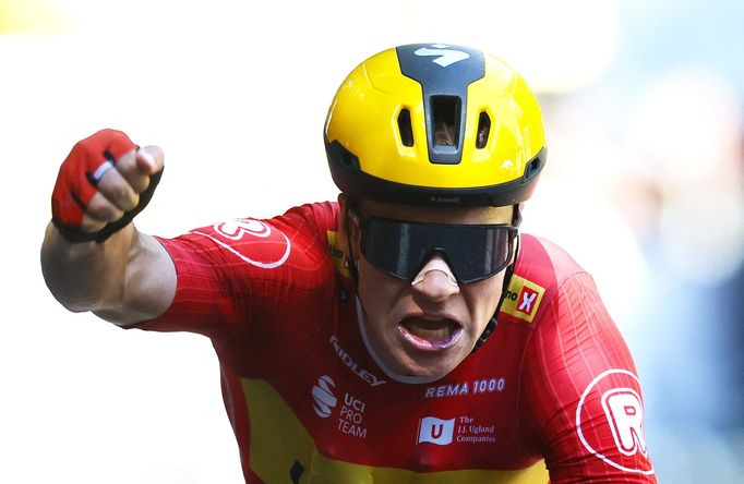 Jonas Abrahamsen slaví vítězství v 11. etapě Tour de France 2025.