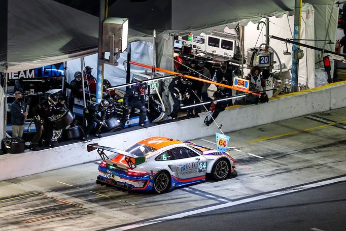 Mechanici v boxech závodu 24h Daytona