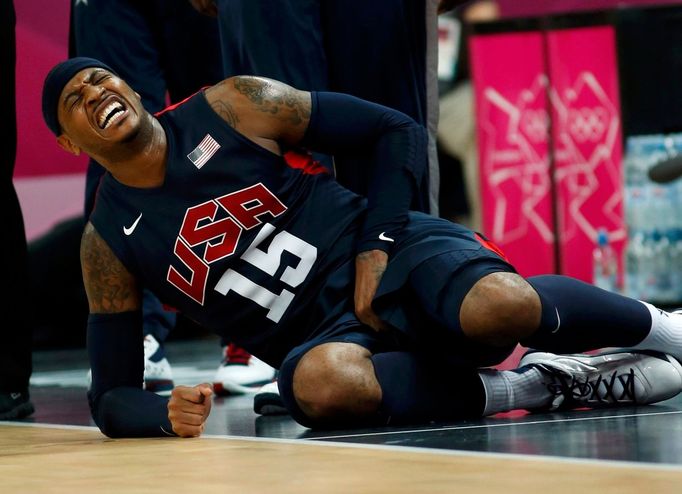 Americký basketbalista Carmelo Anthony se drží za intimní místa v utkání skupiny A na OH 2012 v Londýně.