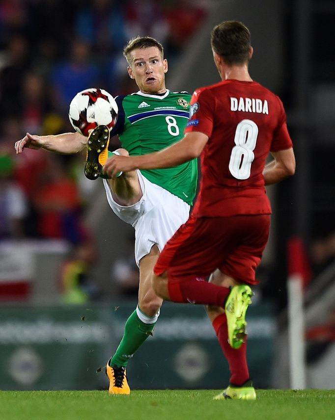 Severní Irsko-Česko: Steven Davis - Vladimír Darida