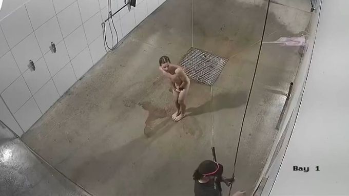 Naháč si dal sprchu v automyčce. Majitel je nadšený, nahý muž mu udělal skvělou reklamu