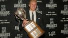 Hokejový útočník Colorada Avalanche Gabriel Landeskog pózuje s CalderTrophy během předávání trofejí NHL v Las Vegas za sezónu 2011/12.