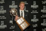 Hokejový útočník Colorada Avalanche Gabriel Landeskog pózuje s Calder Trophy pro nejlepšího nováčka. Dvojka loňského draftu nasbírala 52 kanadských bodů a Landeskog se stal nejproduktivnějším nováčkem.