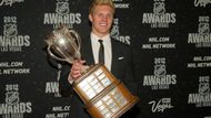 Hokejový útočník Colorada Avalanche Gabriel Landeskog pózuje s Calder Trophy pro nejlepšího nováčka. Dvojka loňského draftu nasbírala 52 kanadských bodů a Landeskog se stal nejproduktivnějším nováčkem.