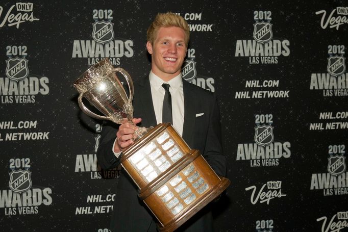 Hokejový útočník Colorada Avalanche Gabriel Landeskog pózuje s CalderTrophy během předávání trofejí NHL v Las Vegas za sezónu 2011/12.