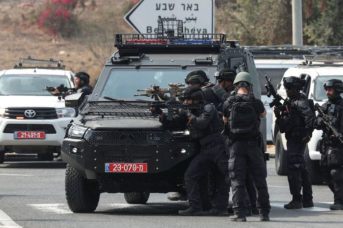 Příslušníci izraelských ozbrojených složek při operaci proti palestinskému hnutí Hamás.