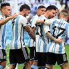 Argentinci slaví gól v zápase Argentina - Saúdská Arábie na MS 2022