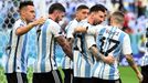 Argentinci slaví gól v zápase Argentina - Saúdská Arábie na MS 2022