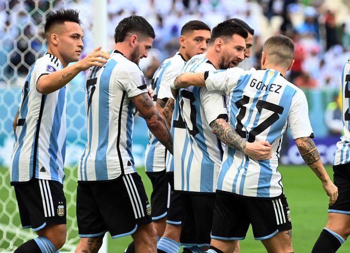 Argentinci slaví gól v zápase Argentina - Saúdská Arábie na MS 2022