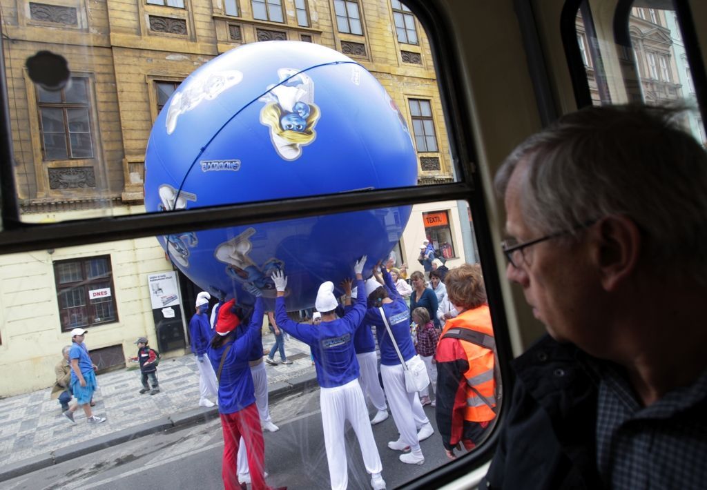 šmoulové dobývají Prahu