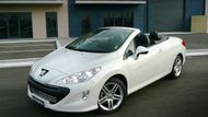 Peugeot 308 CC je už o třídu větší vůz. Je také už čtyřmístný. Stojí od 500 000 Kč výše a pod kapotou může mít i motor s výkonem 200 koní.