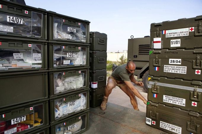 A soldier loads a truck with medical equipment, which will be moved to a temporary hospital in Sevare, from Bamako airport January 26, 2013. French special forces in Mali with air support on Saturday seized the airport and a key bridge over the Niger River at the Islamist rebel-held stronghold of Gao as France accelerated its ground offensive against al Qaeda-allied fighters. REUTERS/Malin Palm (MALI - Tags: POLITICS CIVIL UNREST MILITARY) Published: Led. 26, 2013, 2:31 odp.