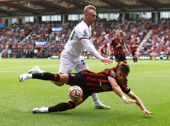 Jarrod Bowen a Miloš Kerkez v utkání Bournemouth - West Ham