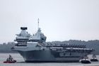 Britská letadlová loď HMS Prince of Wales, jedno z největších válečných plavidel světa, zakotvila v přístavu Marina Bay Cruise Centre v Singapuru.