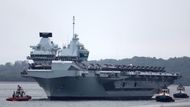 Britská letadlová loď HMS Prince of Wales, jedno z největších válečných plavidel světa, zakotvila v přístavu Marina Bay Cruise Centre v Singapuru.