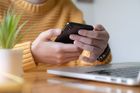 Češi účty za telefon platí. Počet dlužníků výrazně klesl, je nejnižší za deset let